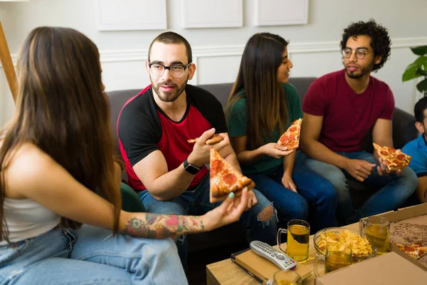 Attraktive Gruppe Von Freunden Die Sich Auf Dem Sofa Unterhalten — Stockfoto