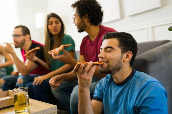 Schöner Lateinischer Mann Isst Ein Leckeres Stück Pizza Während Mit — Stockfoto