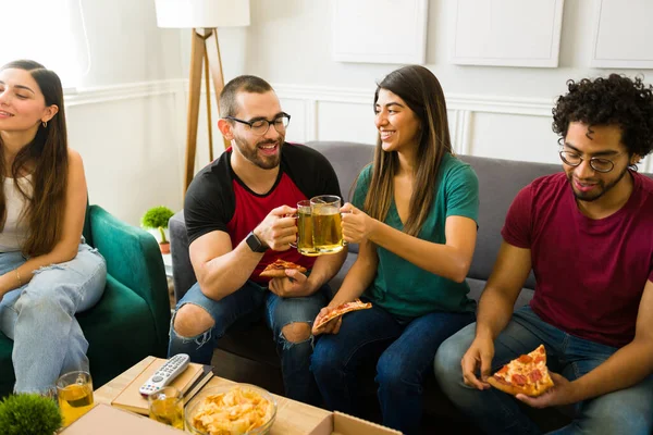 Emocionada Joven Pareja Haciendo Brindis Con Cerveza Riendo Mientras Divierten — Foto de Stock