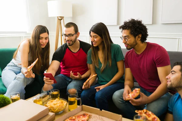 Hombre Joven Caucásico Mostrando Fotos Redes Sociales Teléfono Inteligente Sus — Foto de Stock