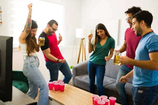 Διασκεδαστικοί Ενθουσιασμένοι Φίλοι Παίζουν Ένα Παιχνίδι Ποτού Ένα Πάρτι Και — Φωτογραφία Αρχείου