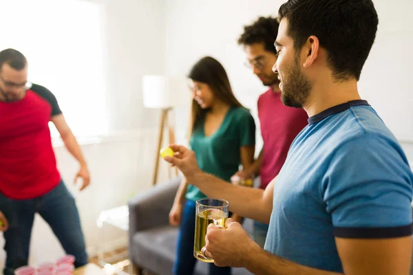 Bonito Hispânico Homem Jogando Cerveja Pong Com Amigos Uma Festa — Fotografia de Stock