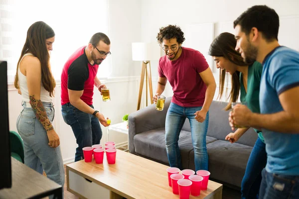 Feliz Grupo Amigos Teniendo Una Fiesta Casa Jugando Divertido Juego —  Fotos de Stock