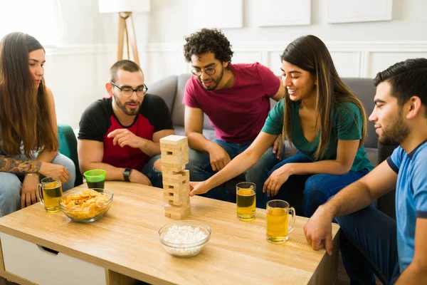 Alegres Jóvenes Amigos Jugando Juego Mesa Sala Estar Mientras Beben — Foto de Stock