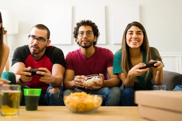 Multirassische Freunde Essen Popcorn Während Sie Lustige Videospiele Spielen Und — Stockfoto