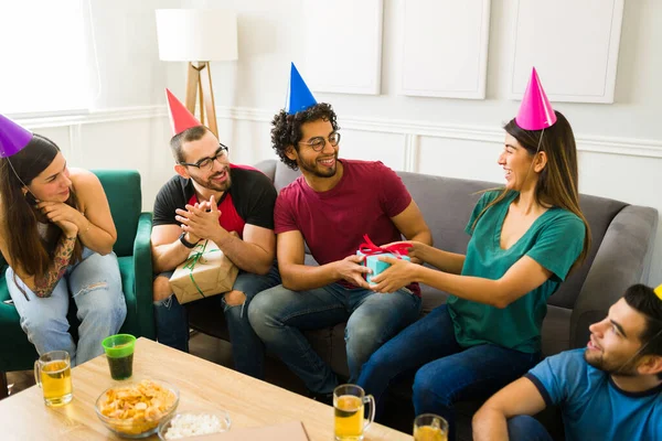 Vrienden Die Feestmutsen Dragen Vieren Een Verjaardagsfeestje Geven Mooie Cadeaus — Stockfoto