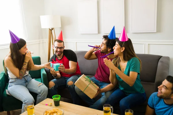 Amigos Entusiasmados Dando Uma Festa Aniversário Surpresa Para Jovem Dando — Fotografia de Stock