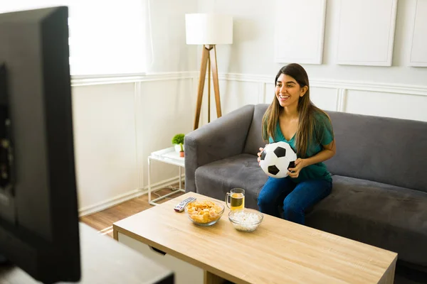 Mulher Jovem Hispânica Sorrindo Enquanto Desfruta Assistindo Seleção Nacional Futebol — Fotografia de Stock