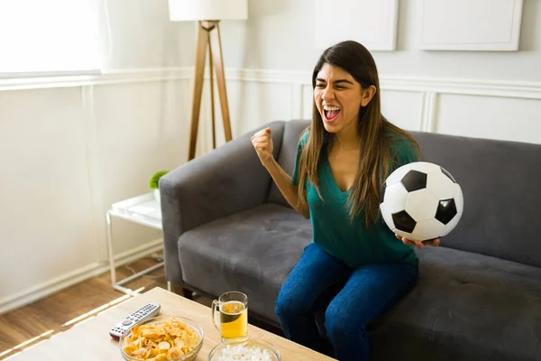 在她最喜欢的足球队获胜后 他那惊慌失措的女人高兴地尖叫着 — 图库照片