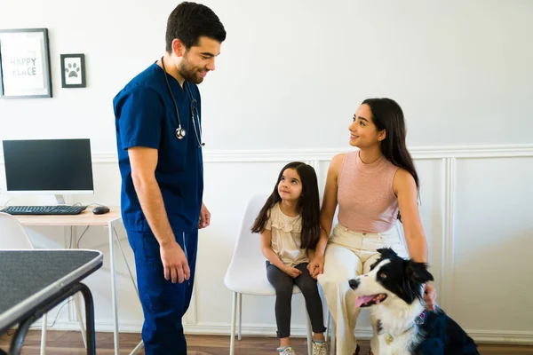 Hispánská Rodina Přináší Hraniční Kolie Psa Kontrolu Veterináři Zvířecí Nemocnici — Stock fotografie