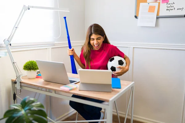 Opgewonden Jonge Vrouw Werken Vanuit Huis Vieren Tijdens Het Kijken — Stockfoto