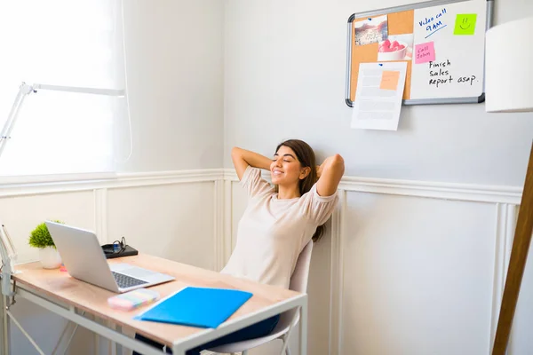 Mujer Relajada Recostada Escritorio Silla Sintiéndose Feliz Por Terminar Trabajo —  Fotos de Stock