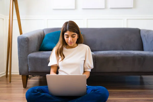 Mulher Atraente Digitando Laptop Telecomutação Enquanto Trabalhava Seu Trabalho Freelance — Fotografia de Stock