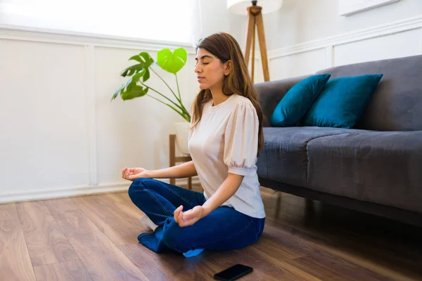 Mulher Latina Relaxada Fazendo Uma Meditação Sala Estar Depois Terminar — Fotografia de Stock