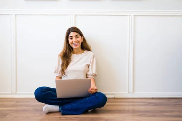 Mulher Hispânica Feliz Sorrindo Fazendo Contato Visual Usar Laptop Para — Fotografia de Stock