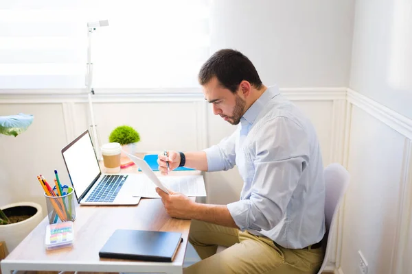 Kluger Junger Mann Der Einen Vertrag Prüft Und Seinem Büro — Stockfoto