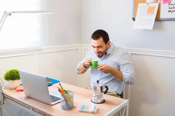 Entspannter Junger Mann Der Seinem Schreibtisch Büro Eine Pause Einlegt — Stockfoto