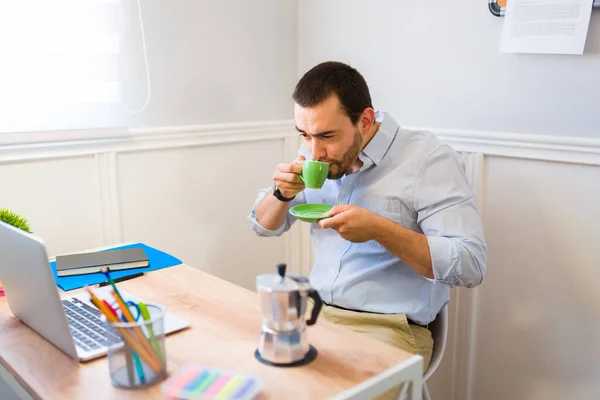 Schöner Junger Mann Genießt Morgens Eine Tasse Kaffee Trinken Während — Stockfoto