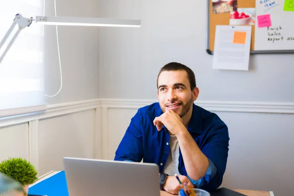 Hombre Alegre Sonriendo Mientras Piensa Usa Imaginación Para Una Nueva — Foto de Stock