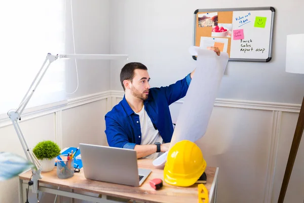 Çekici Erkek Mühendis Mimar Ofis Masasındaki Inşaat Planlarını Kontrol Ediyor — Stok fotoğraf