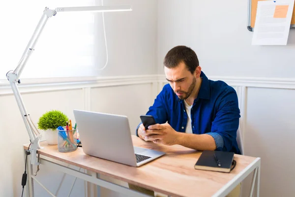 Stresli Adam Endişeli Görünüyor Akıllı Telefondan Mesaj Atıyor Evden Masasında — Stok fotoğraf