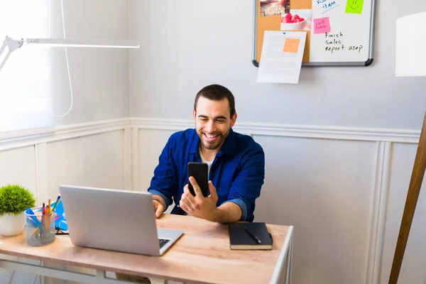 Happy Caucasian Man Texting Smartphone Smiling While Sitting His Desk — Stock Photo, Image