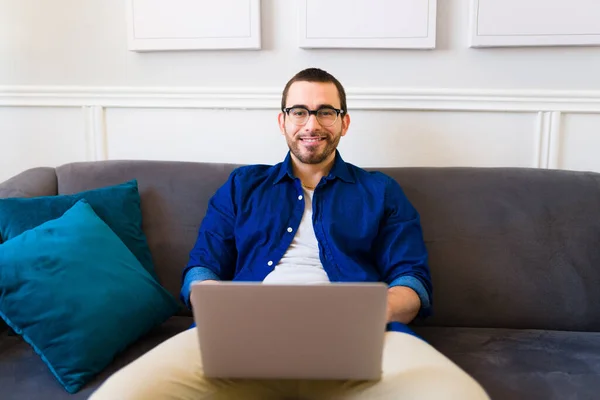 Retrato Homem Feliz Com Óculos Sorrindo Digitando Laptop Enquanto Faz — Fotografia de Stock