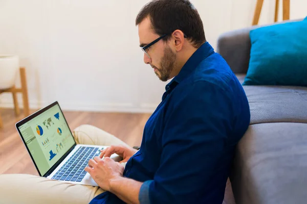 Visão Traseira Homem Inteligente Trabalhando Casa Digitando Laptop Enquanto Faz — Fotografia de Stock