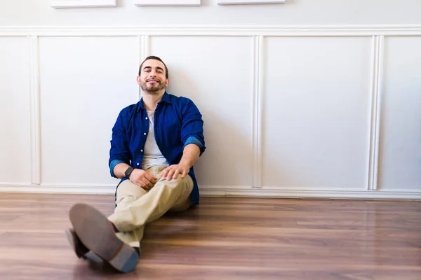 Jovem Atraente Vestindo Roupas Casuais Sorrindo Enquanto Relaxa Casa Depois — Fotografia de Stock