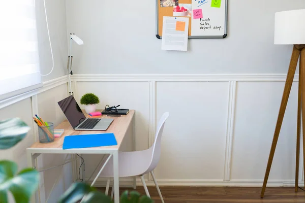 Розслабляючий Офісний Стіл Ноутбуком Лампою Липкими Нотатками Білим Стільцем Віддаленої — стокове фото