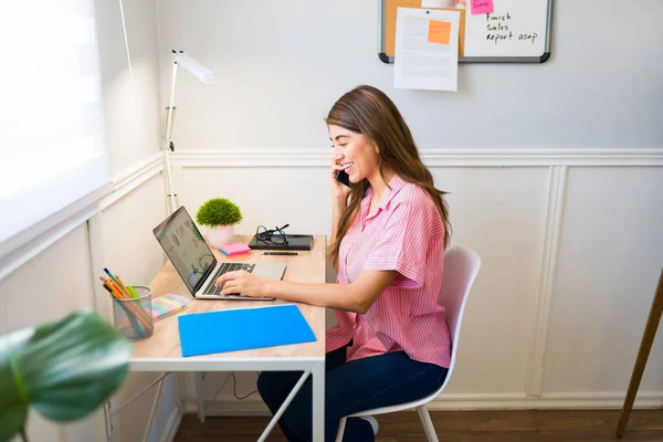 Profile Happy Latin Woman Smiling While Talking Phone Her Boss — ストック写真