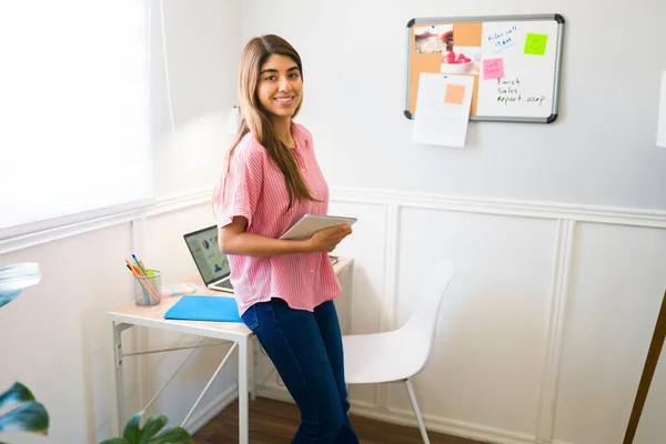 Retrato Uma Jovem Feliz Trabalhando Como Assistente Virtual Casa Enquanto — Fotografia de Stock
