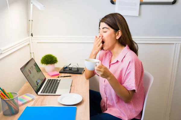 Exhausted Woman Yawning Feeling Tired While Drinking Coffee While Working — Stock Photo, Image
