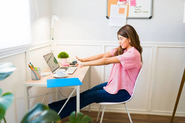 Hermosa Mujer Hispana Estirando Cuerpo Después Sentarse Escritorio Para Comenzar —  Fotos de Stock