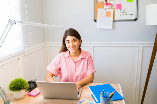 Attractive Young Woman Smiling Making Eye Contact While Doing Her — Stock Photo, Image