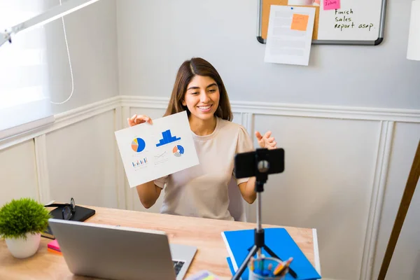 Glada Kvinna Som Gör Arbetspresentation Försäljning Rapport Ett Videosamtal Samtidigt — Stockfoto