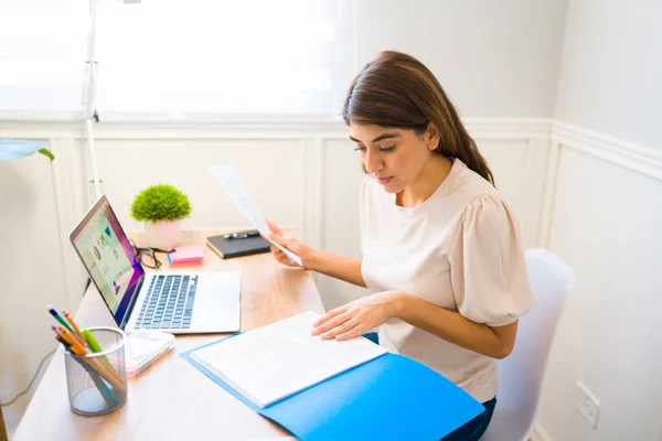 Mujer Profesional Inteligente Revisando Papeles Trabajo Informes Ventas Mientras Hace — Foto de Stock