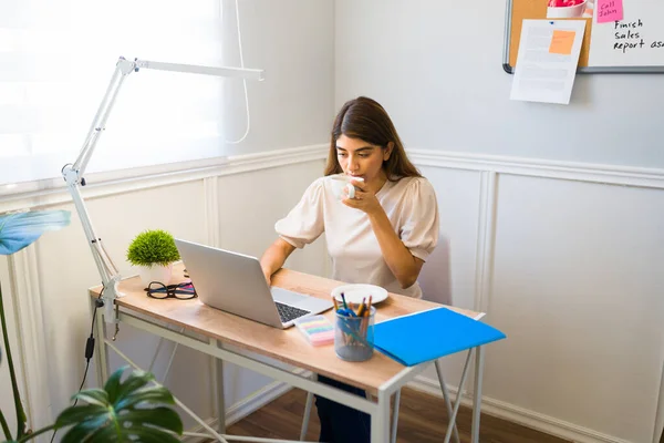 Jovem Hispânica Fazendo Home Office Desfrutando Uma Xícara Café Enquanto — Fotografia de Stock