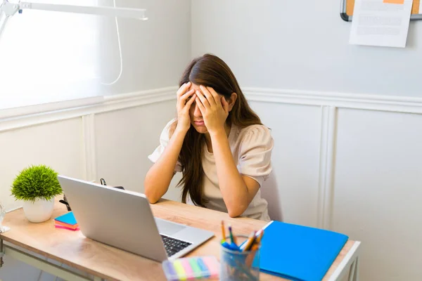 伤心的女人在家里工作时因为工作压力大而哭泣 感到疲惫和沮丧 — 图库照片