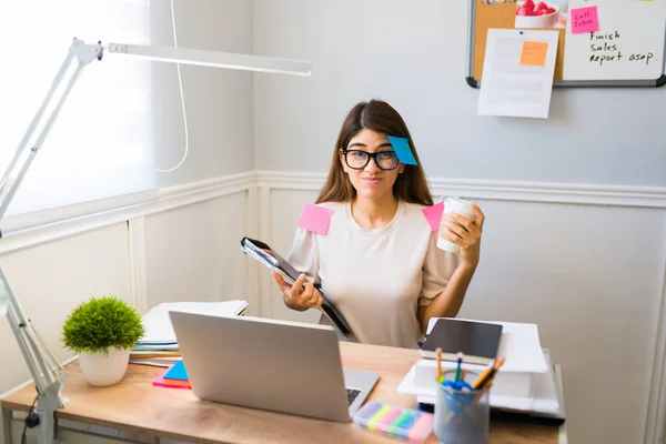 Portrait Hispanic Woman Working Virtual Assistant Using Sticky Notes Feeling — Stock Photo, Image