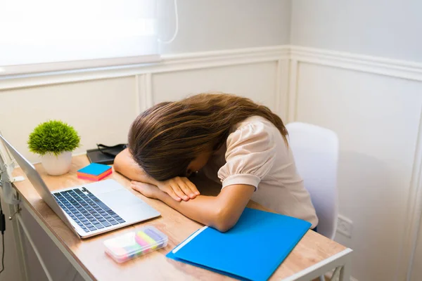 Femme Épuisée Sentant Endormie Fatiguée Endormant Sur Son Bureau Tout — Photo