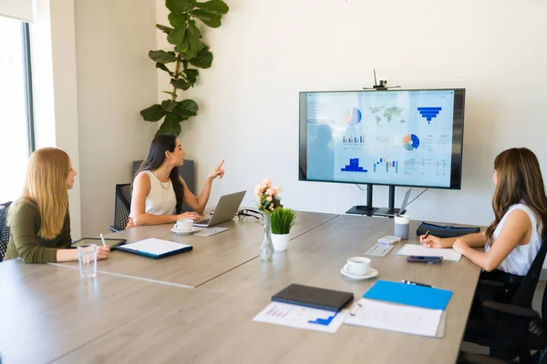 Young Professional Women Businesswomen Sitting Meeting Room Looking Work Presentation — Stockfoto