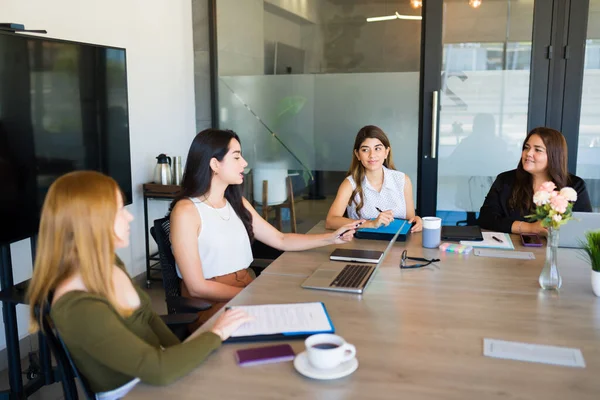 All Women Workspace Having Business Meeting Talking Sales Report Office — Stockfoto