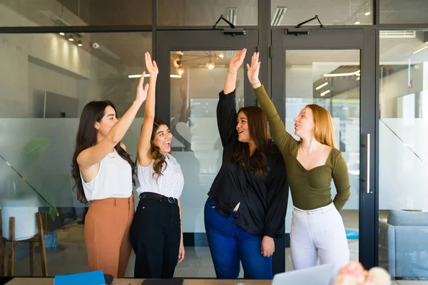 Diverse Femei Tinere Parteneri Afaceri Simt Încântați Ridice Mâinile Timp — Fotografie, imagine de stoc