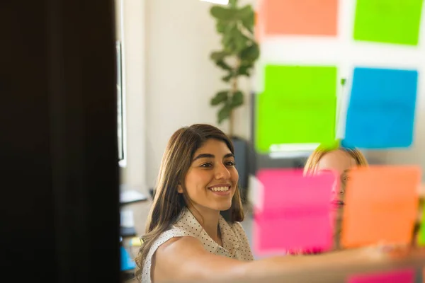 Jovem Alegre Escrevendo Notas Coloridas Néon Pegajoso Trabalhando Brainstorming Com — Fotografia de Stock