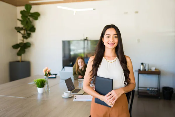 Attractive Hispanic Woman Boss Feeling Happy While Preparing Give Work — Stok fotoğraf