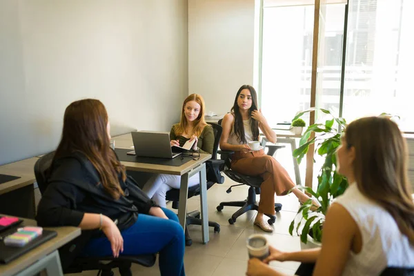 Diverse Arbeitnehmerinnen Sitzen Ihren Schreibtischen Büro Und Sprechen Über Ein — Stockfoto