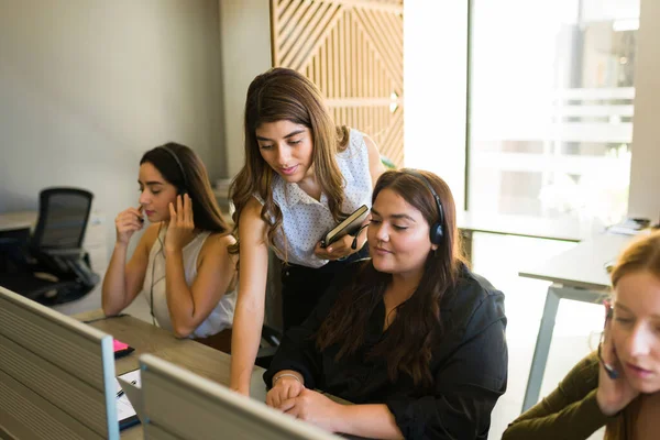 Female Latin Boss Call Center Helping Young Woman Customer Support — Fotografia de Stock