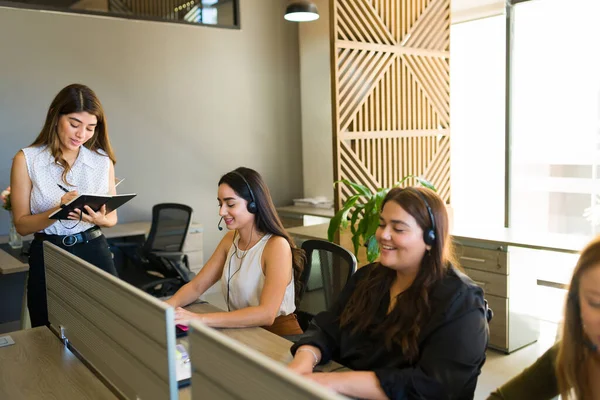 Hispanic Female Manager Boss Talking Female Workers Customer Support Call — Stockfoto