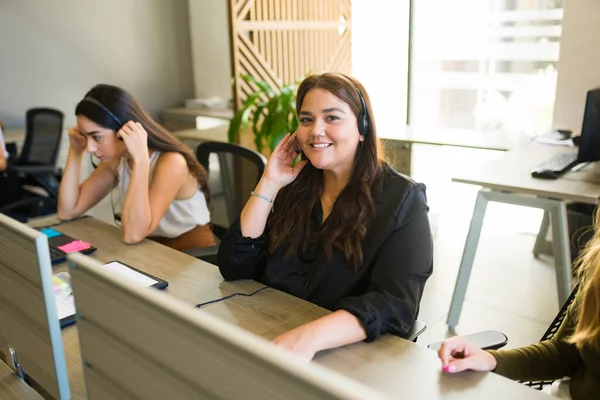 Portrait Attractive Female Worker Feeling Happy Call Center Working Customer — Stok fotoğraf